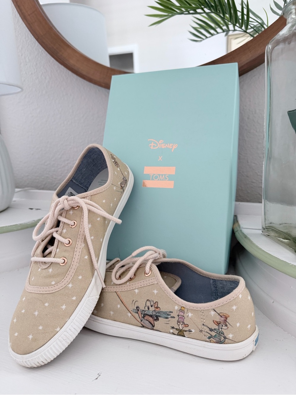 Toms and Disney Gus and Jaq women’s lace up Canvas Sneakers